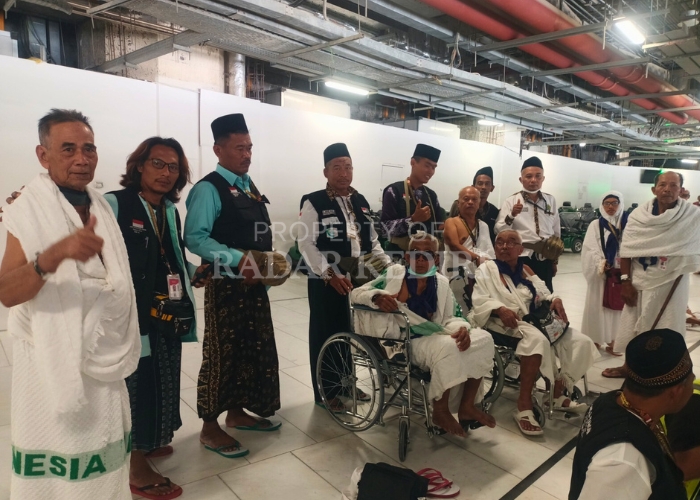 TOTALITAS: Abdul Aziz bersama relawan haji mengantar jemaah lansia mengikuti prosesi puncak ibadah haji. Selama di Tanah Suci dia fokus membantu para jemaah yang terkendala.