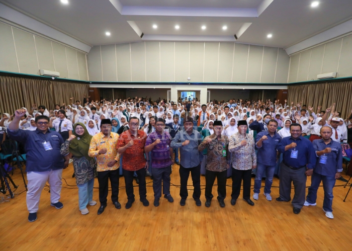 KOMPAK: Dari kanan Endro Purwito (ketua panitia), Mu&rsquo;aulawi Suarman (Neutron), Chafid Suyuti (GM Radar Kediri), Moh Faruq (Kemenag Kota Kediri), Abdullah Rosyad (Kemenag Kabupaten Kediri), Adi Prayitn