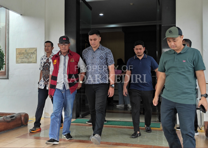 DITAHAN: Kasno, mantan Kades Cengkok saat di Kejari Kabupaten Kediri. Pria 59 tahun itu jadi terpidana kasus keterbukaan informasi publik.