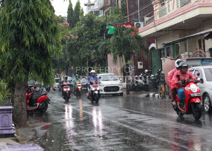 KUYUP: Pengendara bermotor yang melintas di Jalan Ronggowarsito, Kelurahan Pocanan, Kecamatan Kota, Kota Kediri diguyur hujan pada Kamis (4/6) lalu.