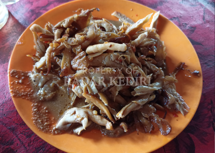 GUGAH SELERA: Jamur Tiram disiram sambal saus kacang yang kental di Kedai Pak Tris Kandat.