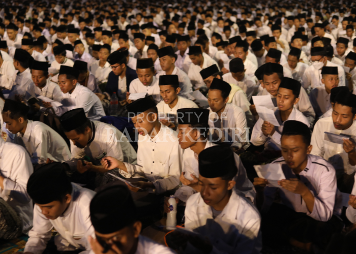 KHUSYUK: Puluhan ribu santri dan masyarakat umum memanjatkan doa akhir tahun dan awal tahun baru hijriah di lapangan Ponpes Lirboyo