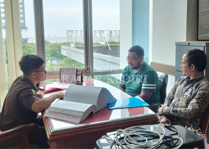 CEK BERKAS: Jaksa memeriksa ulang Wakil Ketua Tim Penyertaan Modal Negara PTPN X Mustakim (kaus hijau) yang Kamis (4/7) lalu dilimpahkan Polda Jatim ke Kejari Kediri di Surabaya.