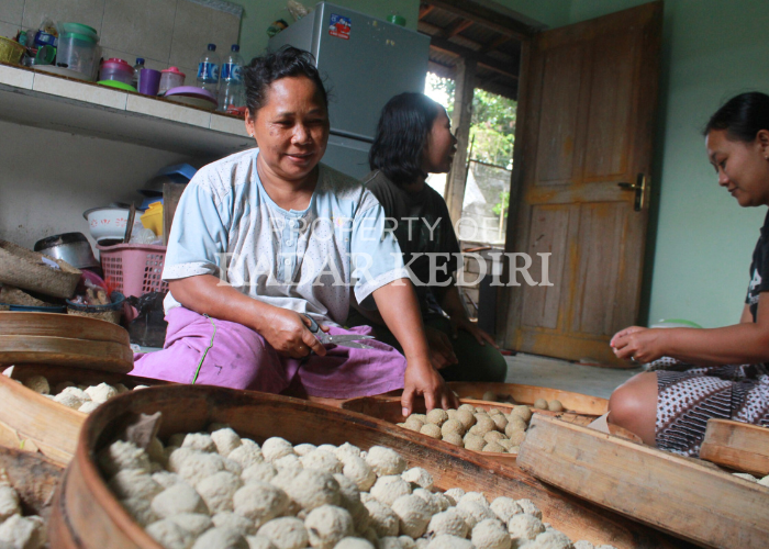 KREATIF: Usaha camilan tahu milik Kristianti mampu menyerap tenaga kerja lokal. Produknya banyak diminati masyarakat.