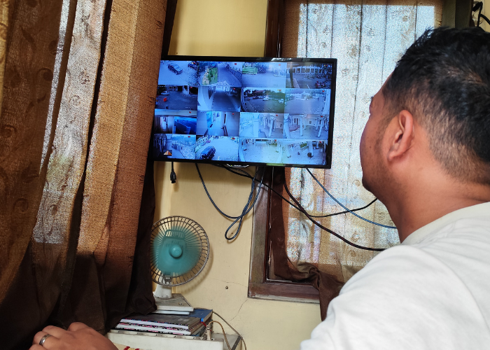 PANTAU CCTV: Yuwaris mengamati rekaman kamera di ruang kerjanya.