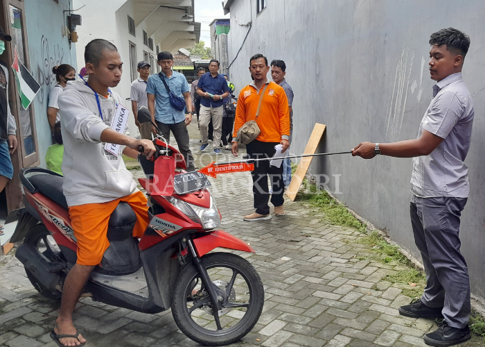 SEGERA SIDANG: Fikri saat melakukan gelar perkara. Berkas kasus pembunuhan yang dia lakukan sudah dilimpahkan ke PN Kota Kediri.