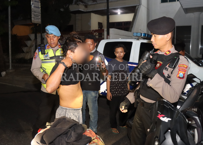 JAGA KONDUSIFITAS: Petugas saat melakukan memeriksa kendaraan dan pengemudi motor. Selama melakukan razia, petugas menyita 43 motor.