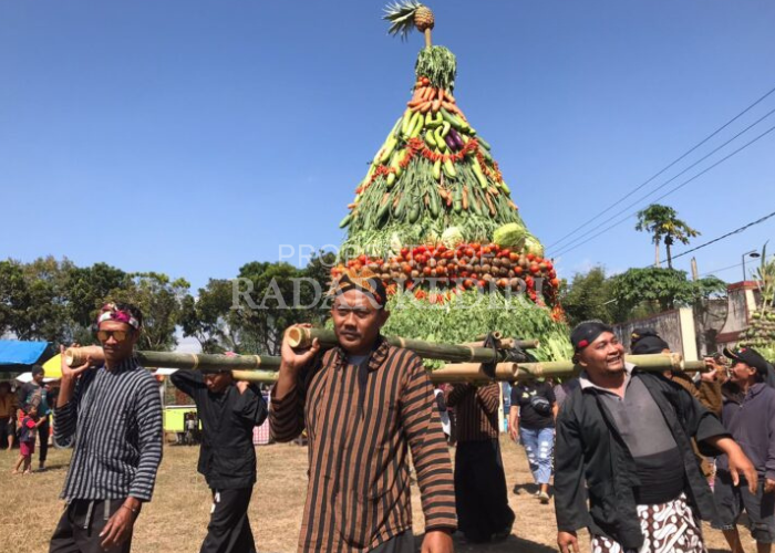 MERIAH: Acara gerebek Sura di Desa Brenggolo, Kecamatan Plosoklaten dihiasi dengan beragam gunungan hasil bumi oleh warga setempat.