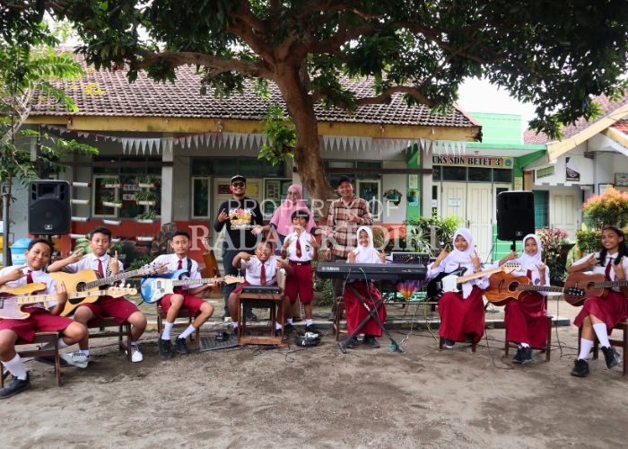 MEMUKAU: Shankara band tampil totalitas di depan guru dan teman-temannya di halaman SDN Betet 3.
