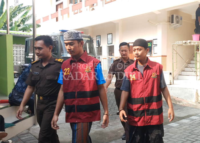 BERSIAP SIDANG: Tim Kejari Kabupaten Kediri menggelandang Aisy dan Nasril, dua terdakwa penganiayaan Bintang ke ruang sidang Kartika PN Kabupaten Kediri kemarin sore.