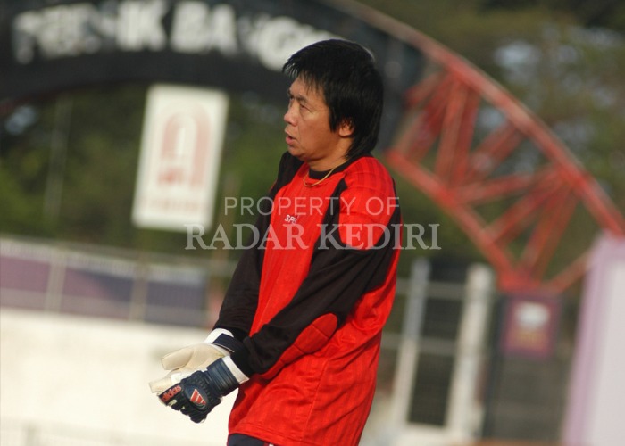 BERPULANG: Mendiang Sony Sandra dikenal aktif dalam dunia sepak bola. Keluarga Persedikab Kediri turut berduka atas kepergiannya.