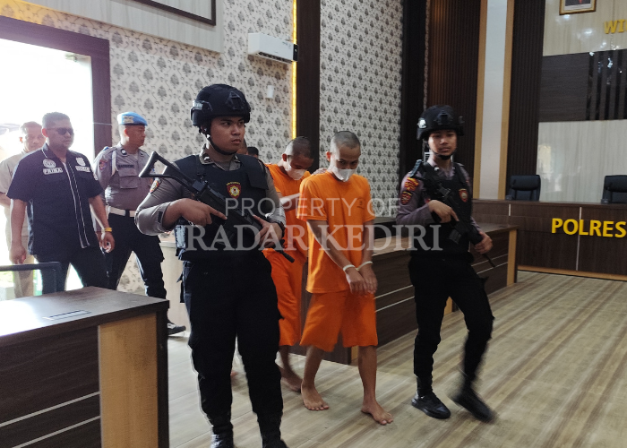 MASUK BUI: Kapolres Kediri Kota AKBP Bramastyo Priaji (tengah) menunjukkan barang bukti saat rilis tiga tersangka pengeroyokan pasutri di dekat GOR Jayabaya, kemarin. Video penganiayaan sempat viral.