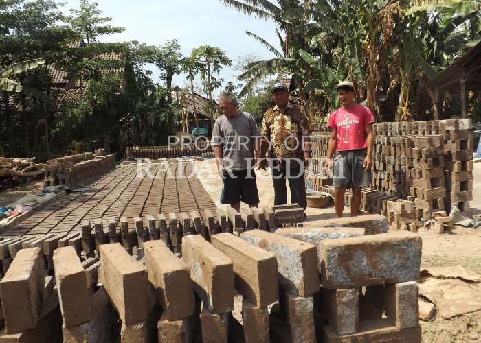 BERJAJAR: Produksi batu bata di Desa Datengan, Kecamatan Grogol tidak hanya digeluti oleh satu-dua orang saja.