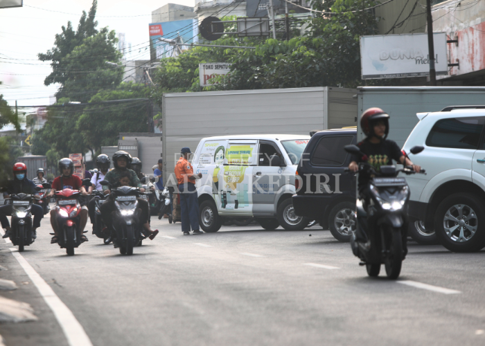 PADAT: Puluhan kendaraan roda empat dan roda dua parkir di Jl Pattimura yang juga merupakan pusat bisnis dan perdagangan di Kota Kediri.