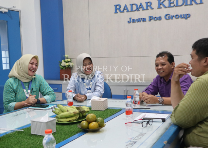 SOSIAL: Direktur IHC RS Toeloengredjo dr Yetty Nusaria N.I (2 dari kiri) berbincang dengan General Manager Radar Kediri Khafid Suyuti (2 dari kanan) membahas rencana pengobatan gratis.
