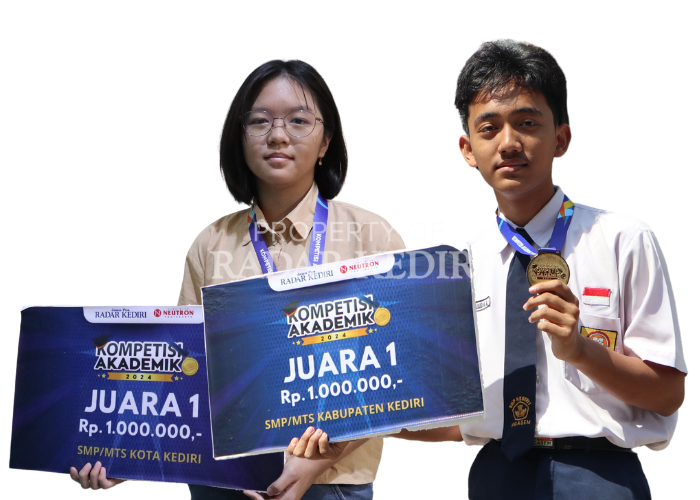 MULTITALENTA: Margaretha Joanna Alessandra dan Panjalu Anggra Maulud Aulia Amrullah menunjukkan plakat juara Kompetisi Akademik dan medali setelah menjuarai kategori SMP Kota dan Kabupaten Kediri.