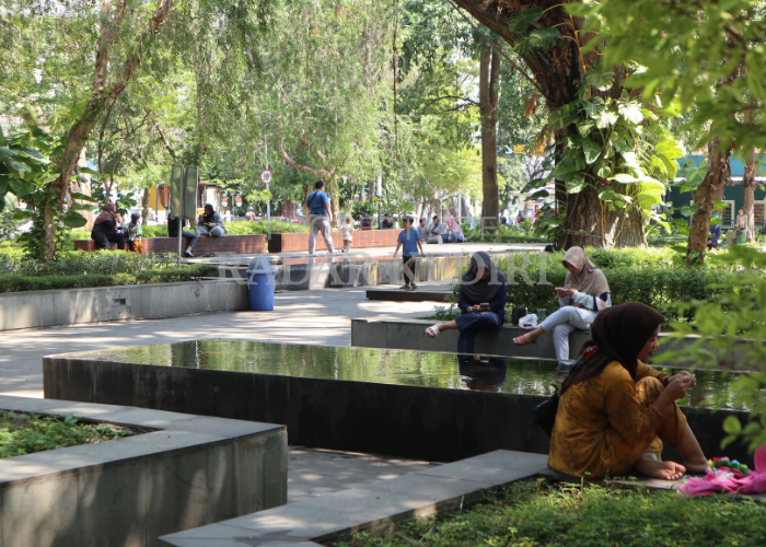 TEMPAT SANTAI: Pengunjung menikmati kesejukan di Taman Sekartaji. Selama liburan sekolah, jumlah pelajar yang mengunjungi taman kota melonjak hingga ratusan orang.