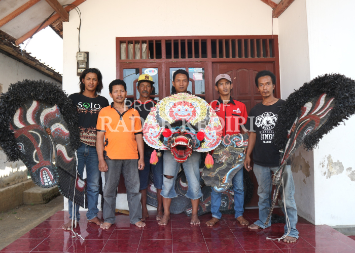 KOMPAK: Karang Taruna Desa Tanon, Kecamatan Papar konsisten melestarikan kesenian jaranan asli desa.