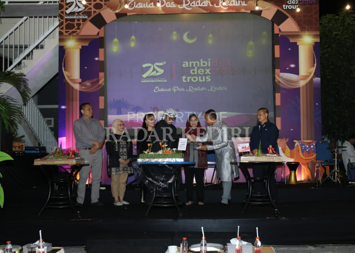 SEMARAK: Direktur JP Radar Kediri Kurniawan Muhammad menyerahkan potongan tumpeng kepada Kapolres Kediri Kota AKBP Bramastyo Priaji.