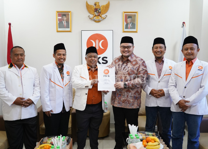 AMUNISI BARU: Bupati Hanindhito Himawan Pramana (baju batik) menerima rekomendasi Partai Keadilan Sejahtera (PKS) di kantor DPW PKS Jatim, Jumat (12/7).