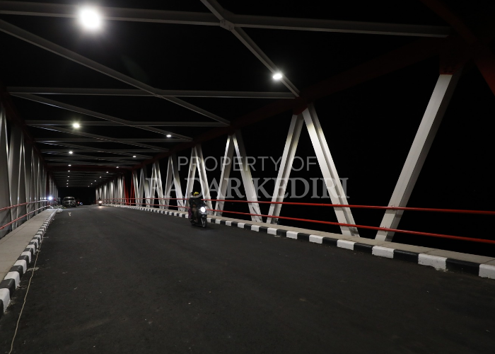 TERHUBUNG LAGI: Warga melewati Jembatan Jongbiru yang dibuka sementara sembari pemadatan aspal sejak Jumat (12/7) malam.