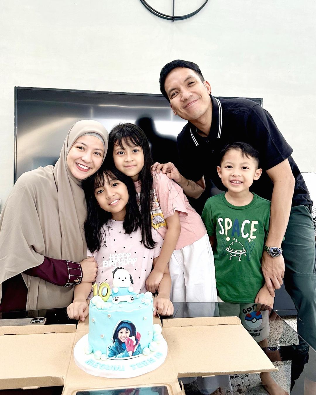 HARMONIS:  Desta mengunggah foto  saat merayakan ulang tahun anak sulungnya di instagram pribadinya.