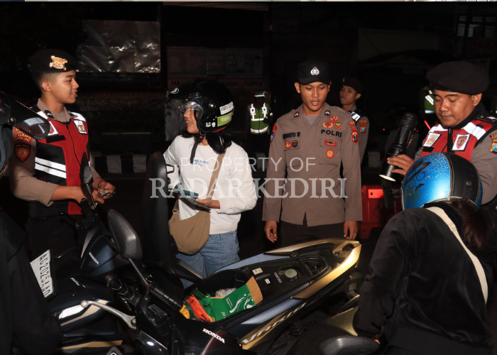 STOP: Polisi memeriksa motor saat razia di wilayah Kota Kediri.