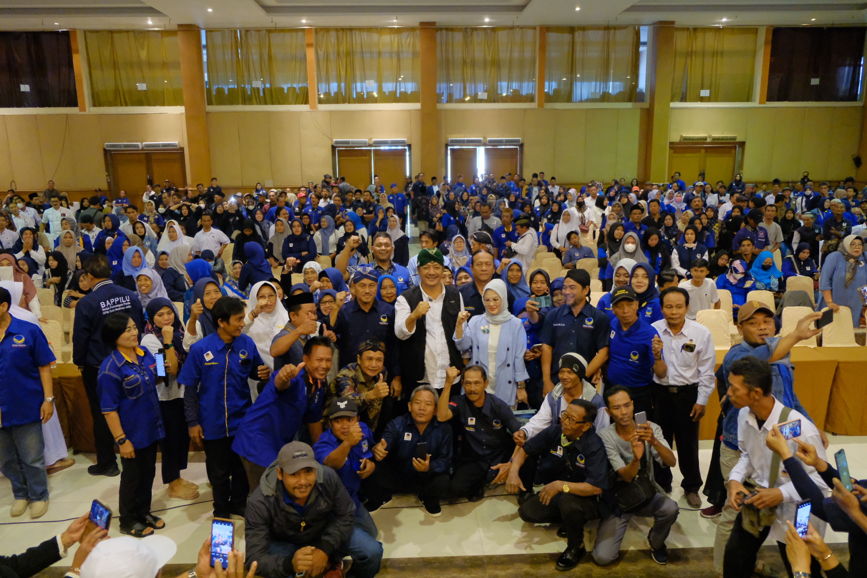 KONSOLIDASI PEMENANGAN: Pasangan Deny - Muda menyampaikan visi & misi serta program prioritas di depan ribuan kader Partai Nasdem Kabupaten Kediri di Insumo Kediri Convention Center (IKCC).