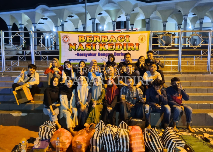 PEDULI SESAMA: Anggota Komunitas Berbagi Nasi Kediri berpose di depan Masjid Agung, sebelum mereka membagikan ke orang-orang yang masih ada di jalanan pada malam hari.