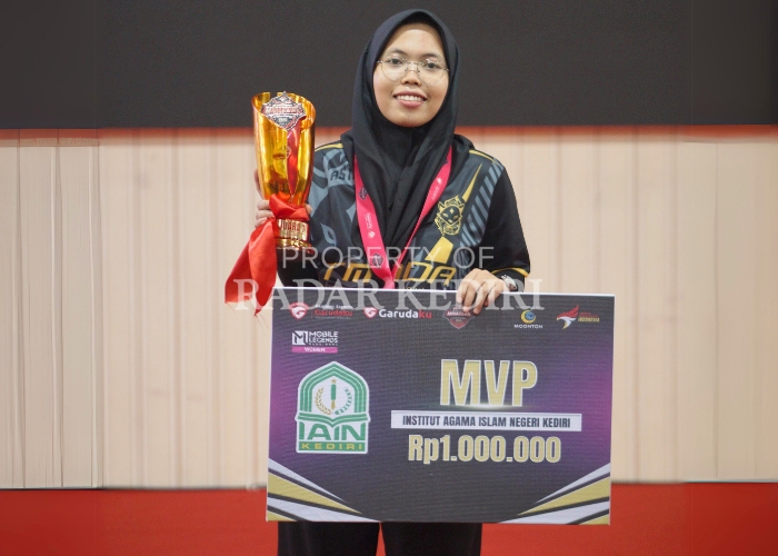 MONDIAL: Melani dengan plakat dan piala most valuable player dalam LEN Mahasiswa 2024