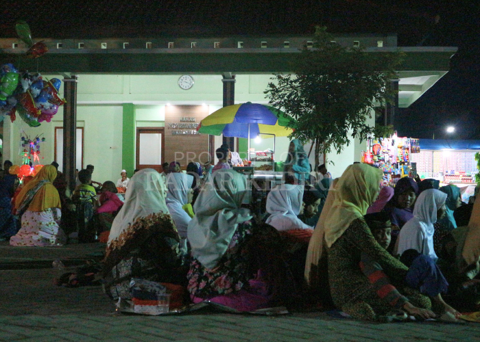 MERIAH: Acara pengajian rutin yang digelar di Desa Bakalan, Kecamatan Banyakan selalu dihadiri oleh banyak peserta.
