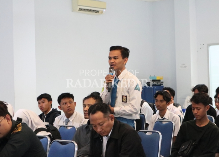 BERTANYA: Salah satu peserta technical meeting school contest menanyakan detail acara kepada panitia di Ruang Brantas JPRK.