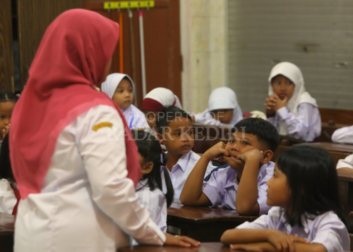 ADAPTASI: Siswa kelas I SDN Bangsal 3 mengikuti MPLS di hari pertama masuk sekolah kemarin. Tidak sedikit dari mereka yang ditemani ortu hingga di dalam kelas.