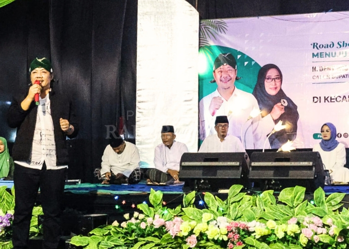 NGLADENY: Bacabup Kediri H. Deny Widyanarko memberikan sambutan saat acara doa bersama di Ponpes Kepuhrejo, Pagu.