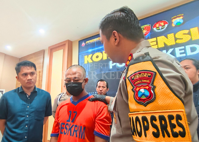 PASRAH: Kapolres Kediri AKBP Bimo Ariyanto menanyai Nurohmad yang tega menyiramkan air keras kepada istri dan anaknya.