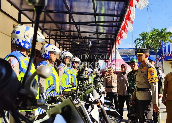 JARING PELANGGAR LALIN: Kapolres Kota Kediri AKBP Bramastyo melakukan pengecekan kendaraan untuk Operasi Semeru 2024 bersama pejabat dari Pemkot Kediri.