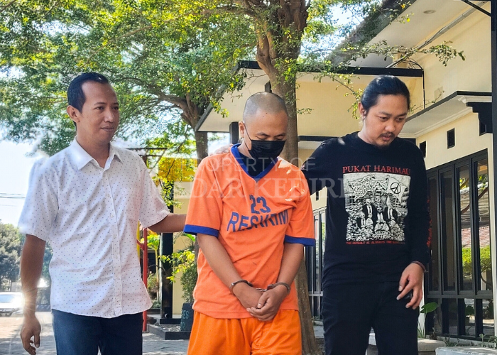 KENA BATUNYA: Polisi menggelandang RP, 29, warga Pare yang mencabuli OW hingga empat kali di rumah kontrakannya (12/7).