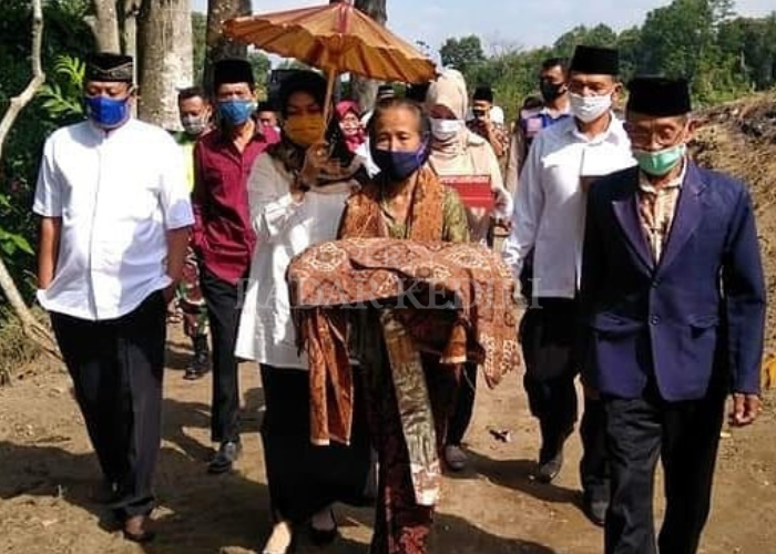 TRADISI: Pemdes dan warga Desa Kandat rutin menggelar ritual budaya setiap bulan Sura.