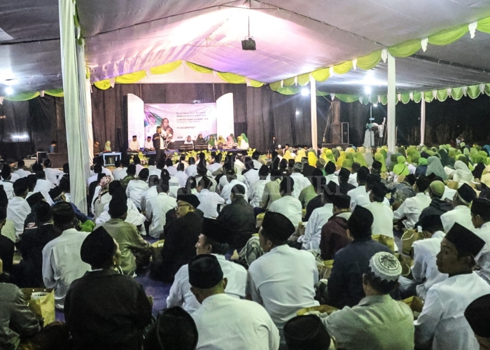 MENUJU KEDIRI HEBAT: Ratusan warga Nahdliyin menghadiri puncak acara doa bersama yang digelar di Ponpes Kepuhrejo, Pagu pada Senin (15/7).