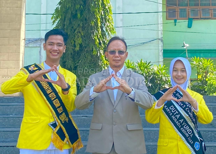 JUARA: Luqman Irnu Sanjaya, mahasiswa S1 Keperawatan STIKes Karya Husada yang terpilih menjadi Panji Persahabatan didampingi Kaprodi Keperawatan Moch Maftuchul Huda dan Duta Kampus STIKes Karya Husada