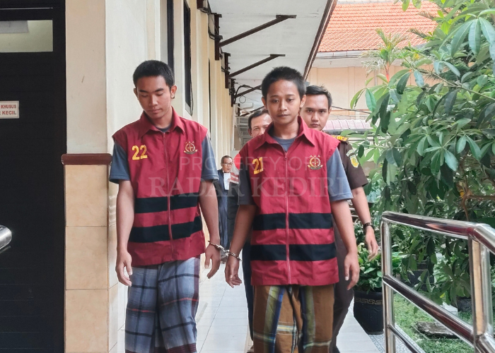 KEMBALI KE TAHANAN: Aisy dan Nasril bersiap kembali ke Lapas Kelas II A Kediri usai sidang di PN Kabupaten Kediri kemarin.