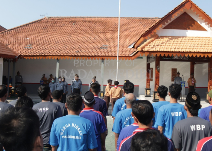 OVERLOAD: Warga binaan Lapas IIA Kediri mengikuti upacara Hari Kesadaran Nasional. Plt Kalapas Budi lakukan pemindahan berkala.