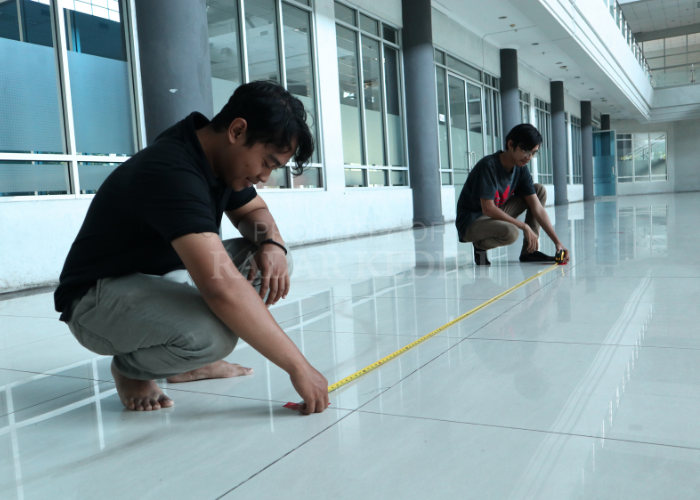 PERSIAPAN: Panitia mulai melakukan simulasi penataan stand School Contest XVI-GenZverse 2024.