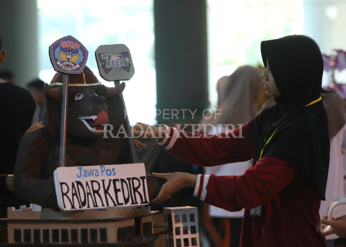 ADU KREASI: Peserta Mading Wars SMP mulai menata mading mereka jelang opening School Contest XVI siang ini. Foto bawah, tim menata mading bertema Simpang Lima Gumul sebelum dilakukan penilaian siang i