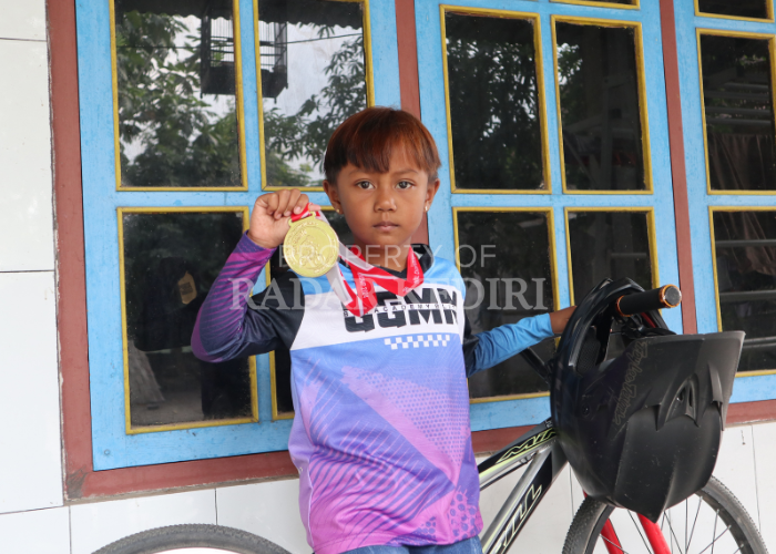 BERPRESTASI: Mysha Anjani Anindya menunjukkan medali emas yang didapatnya dari Kejurnas BMX Racing 2024.