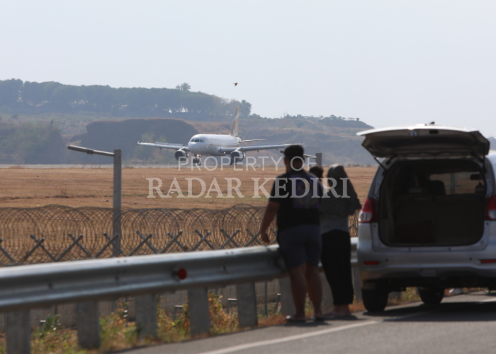 KIAN RAMAI: Pesawat Super Air Jet landing di Bandara Dhoho. Agustus nanti pesawat dari Lion Group akan melayani penerbangan umrah KediriBaca Lion Air.