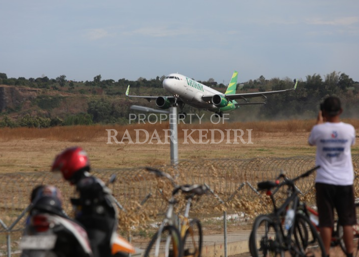 PIONIR: Pesawat Citilink mendarat di Bandara Dhoho.