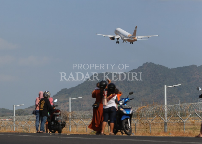 ANTUSIAS: Warga berbondong-bondong melihat pesawat di kawasan Bandara Dhoho Kediri.
