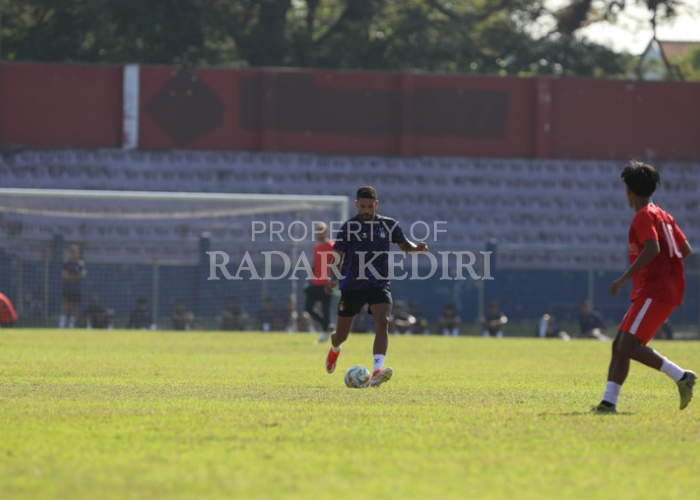BUTUH ADAPTASI: Brendon Lucas saat membela Persik di laga uji coba.