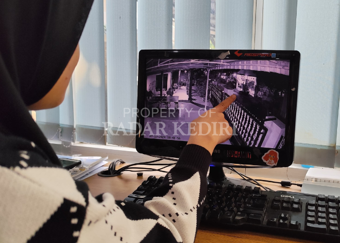 BUKTI: Warga menyaksikan video pencurian motor di Kelurahan Mojoroto yang beredar luas di internet.